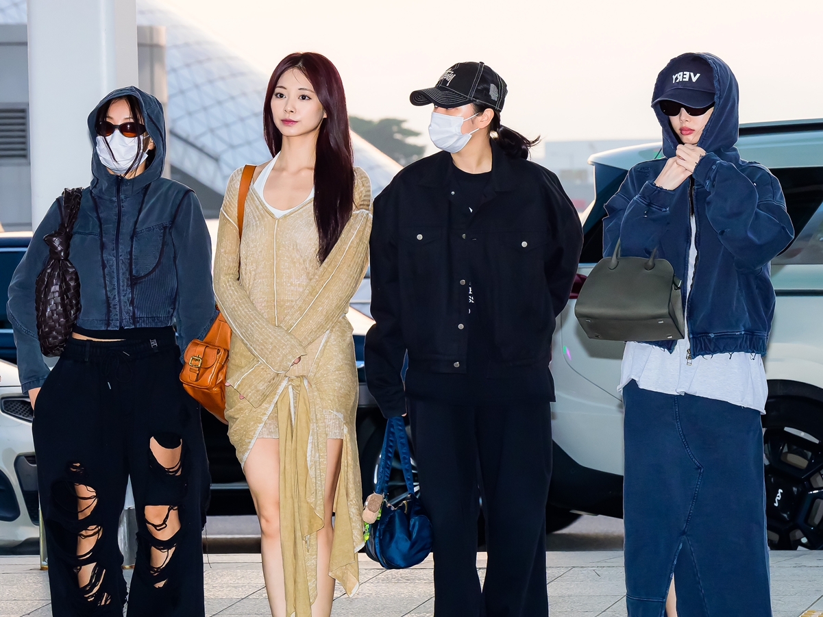 TWICE、個性光る空港ファッションで登場！ワールドツアー「THIS IS FOR」マカオ公演のため出国【空港写真】