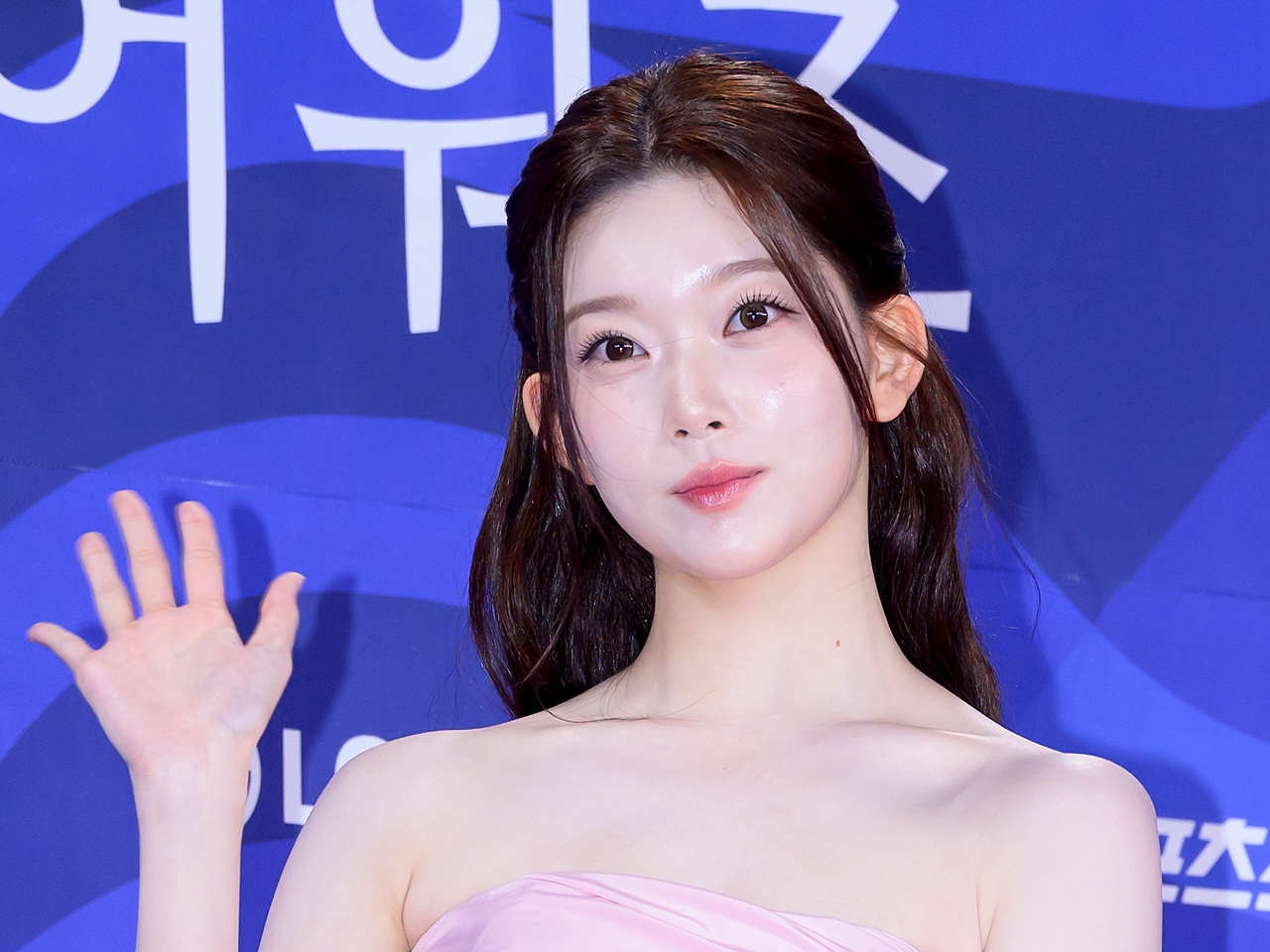 日本人K-POPアイドル・ツキ、紐トップス着た思い切った肌見せが話題！可憐で艶やかな姿【PHOTO】