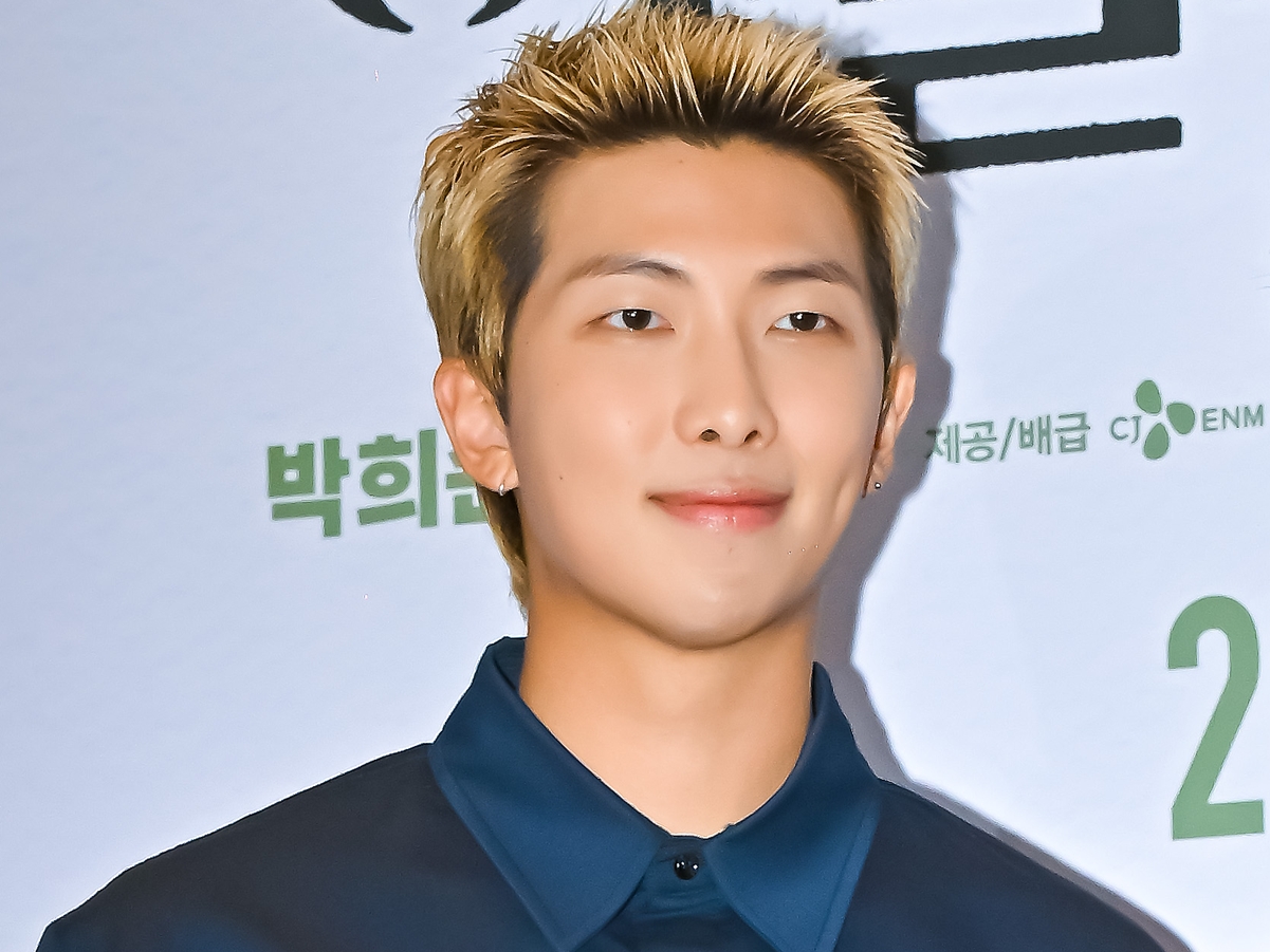 BTS・RM、ミラノファッションウィークに参加！“モデル級”完璧スタイルに「フィジカルやばい」と反響【PHOTO】