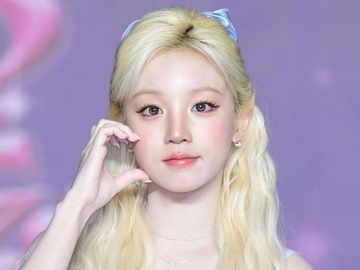 「わぁ、やばい」見えそうで危ういポーズ…i-dle・ウギ、“ギリギリSHOT”に視線クギ付け！【PHOTO】