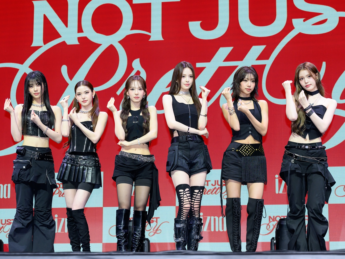 “日本人メンバー所属”izna、新AL『Not Just Pretty』発売記念ショーケース開催！「新しい姿に期待してほしい」