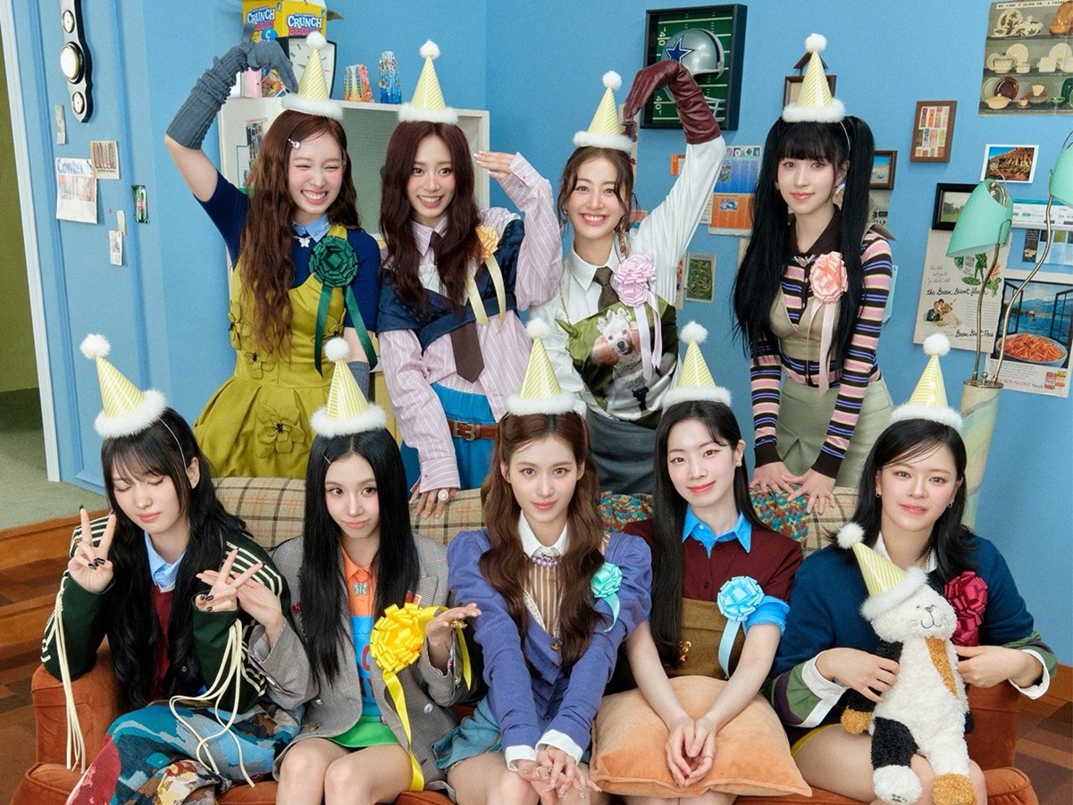 TWICE、“デビュー10周年”を祝うパーティームード全開！スペシャルALコンセプトフォト公開