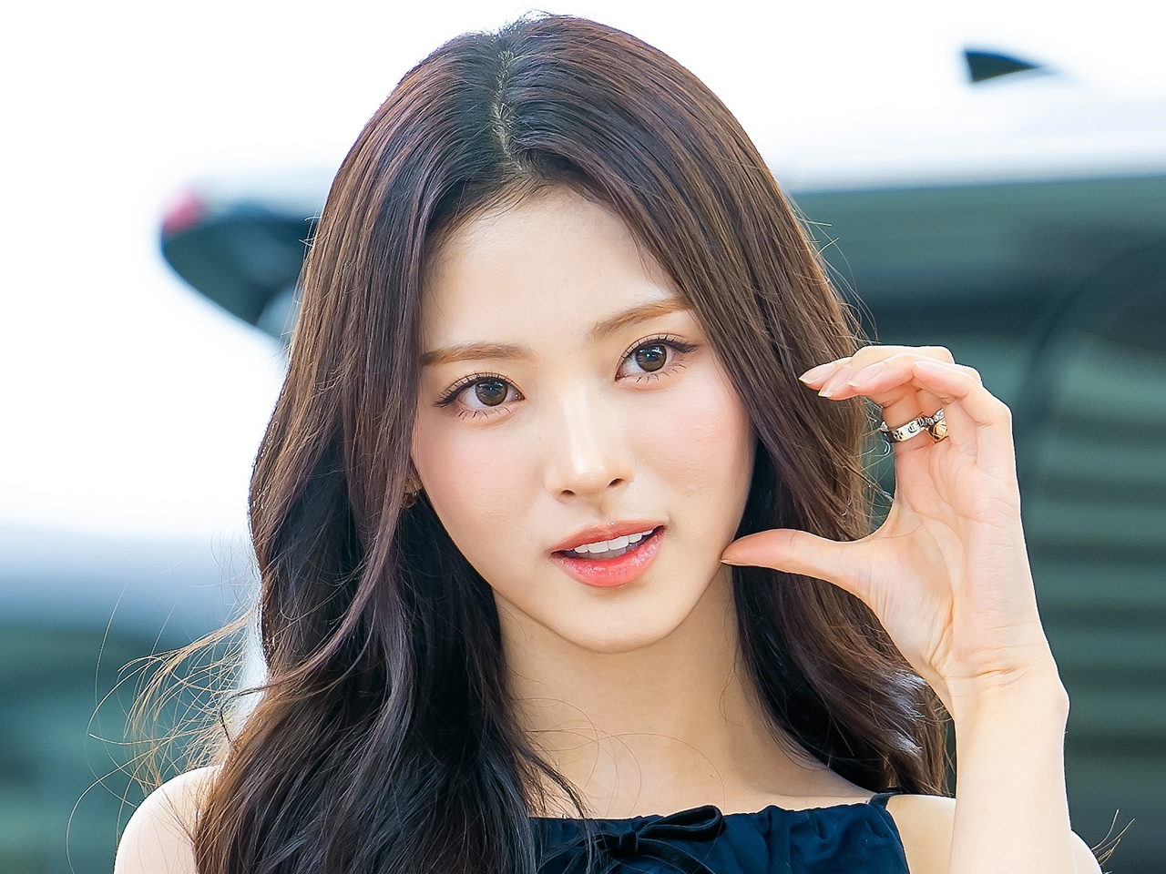 MEOVVの日本人メンバー・アンナ、儚げな色香漂わせる…透けた“ランジェリー風衣装”姿【PHOTO】