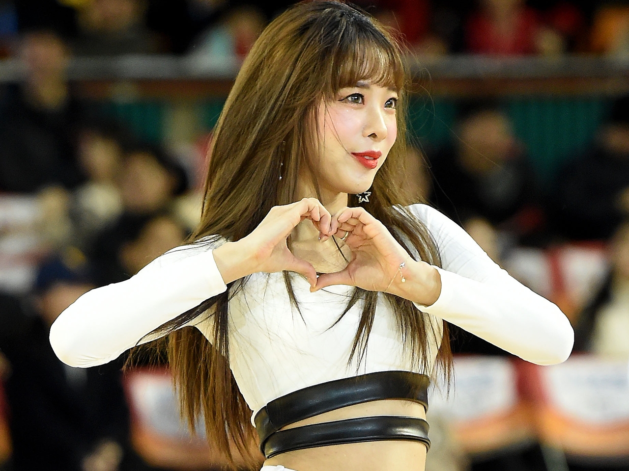 「ハンパない！」新婚ホヤホヤの韓国チアガール、“美太もも丸見せ”大胆ミニスカで視線強奪【PHOTO】