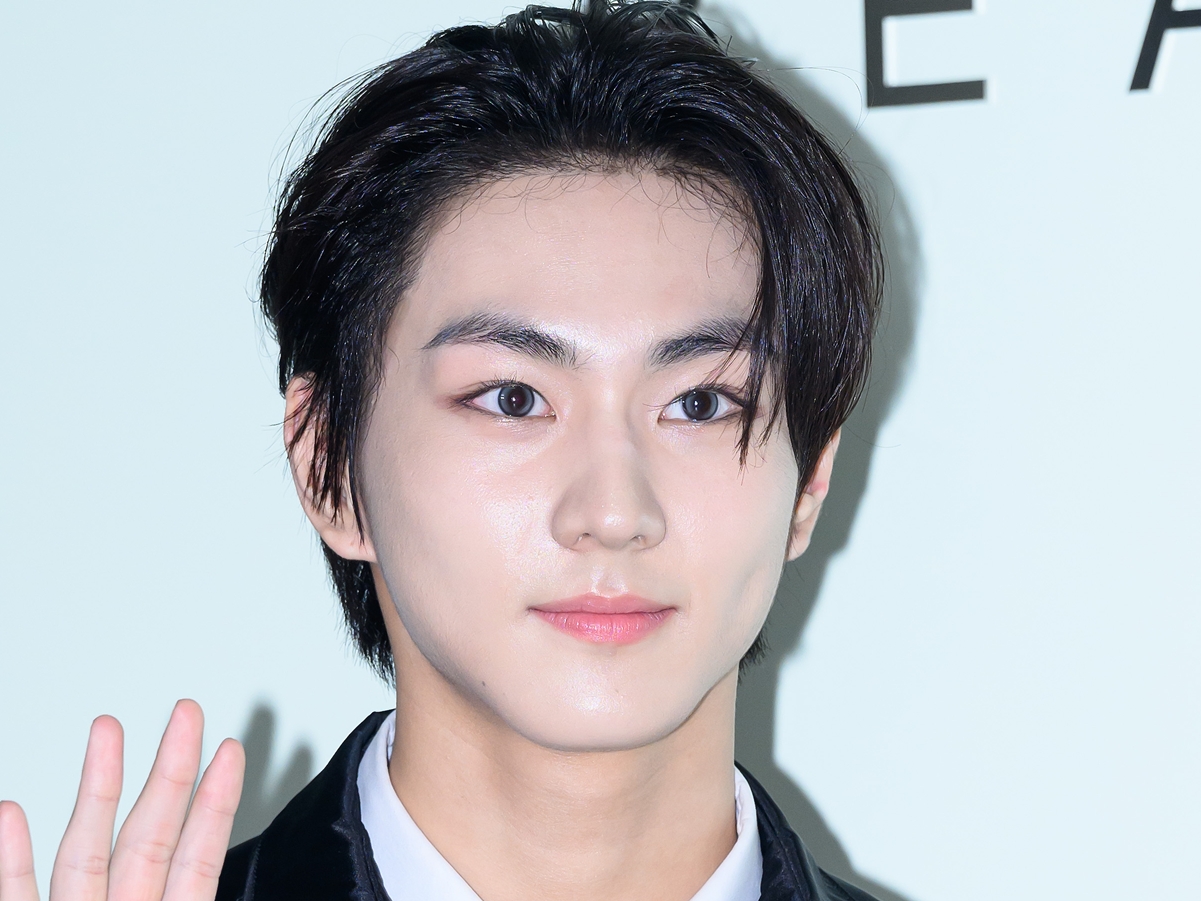 「これは危険」ENHYPEN・ジョンウォン、“色気爆発”！がっしり体形と甘い眼差しでファン魅了【PHOTO】