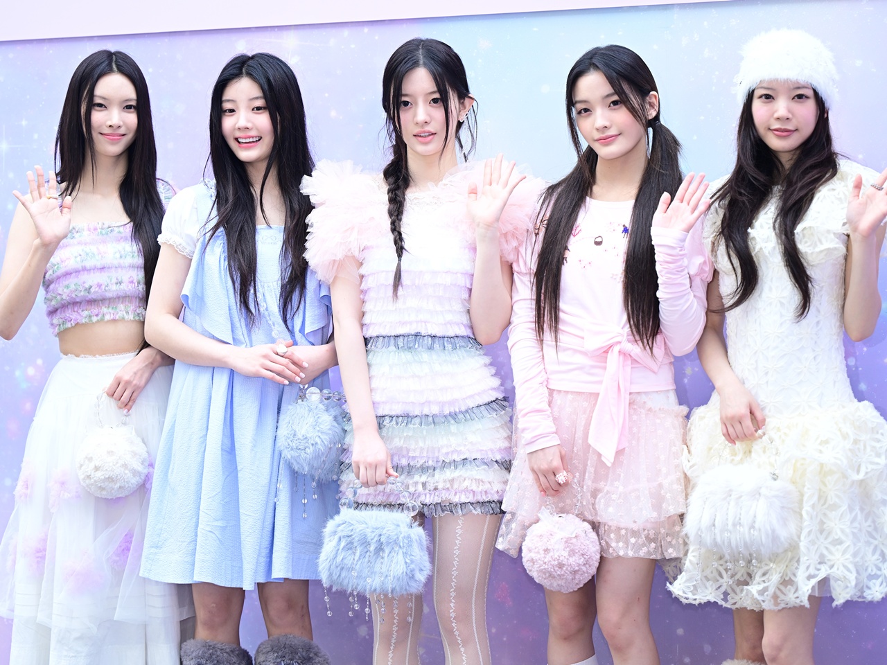 ILLIT、学園祭に引っ張りだこ！豪雨にも負けない全力パフォーマンスに大歓声