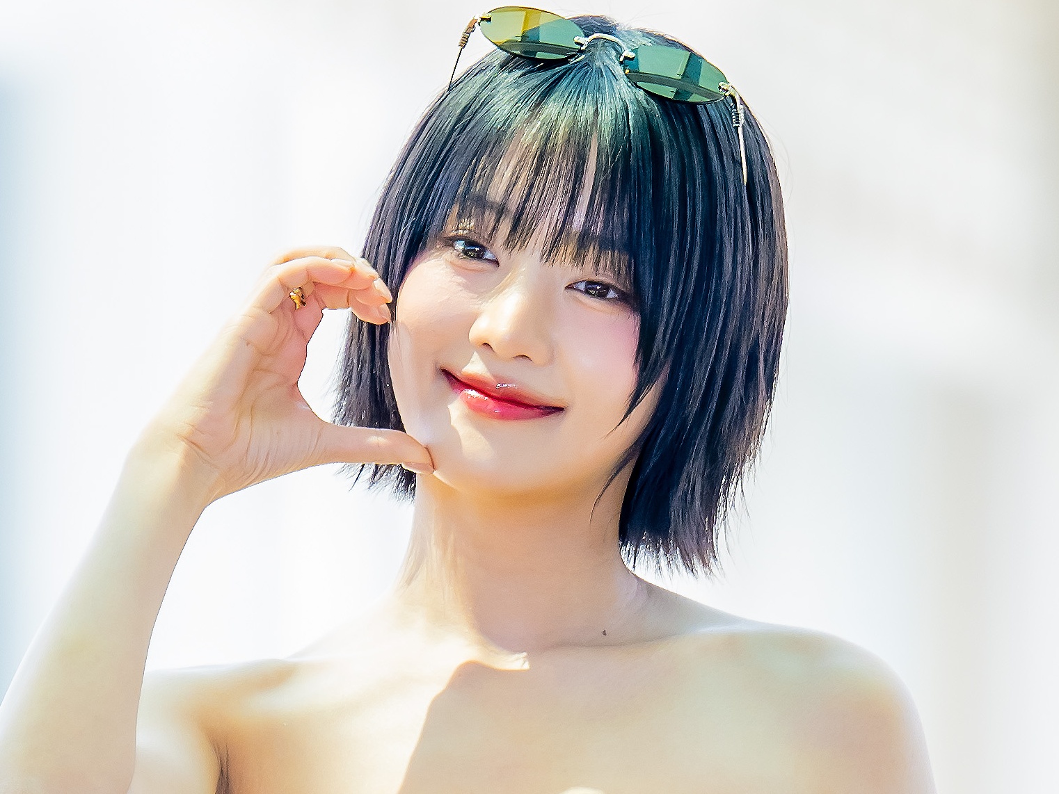 i-dle・ミンニ、胸元ざっくり大胆ワンピでリゾート満喫！小麦肌のヘルシーボディに釘付け【PHOTO】