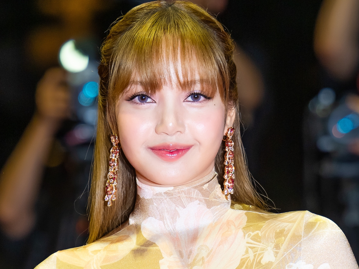 インナー透け透け…BLACKPINK・リサ、“衝撃シースルー”ドレス姿で圧巻スタイル！「ほぼランジェリー」【PHOTO】