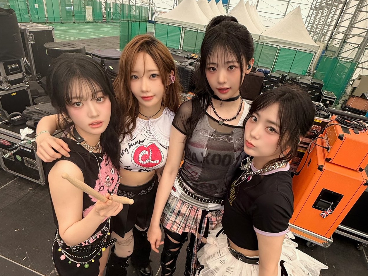応援棒の“デザイン盗用”問題を抱えたまま…ガールズバンドQWER、初のワールドツアーをスタート