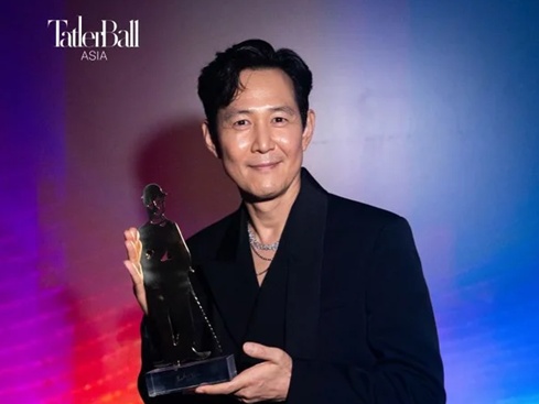 『イカゲーム』イ・ジョンジェ、チャップリン・アワード受賞!!