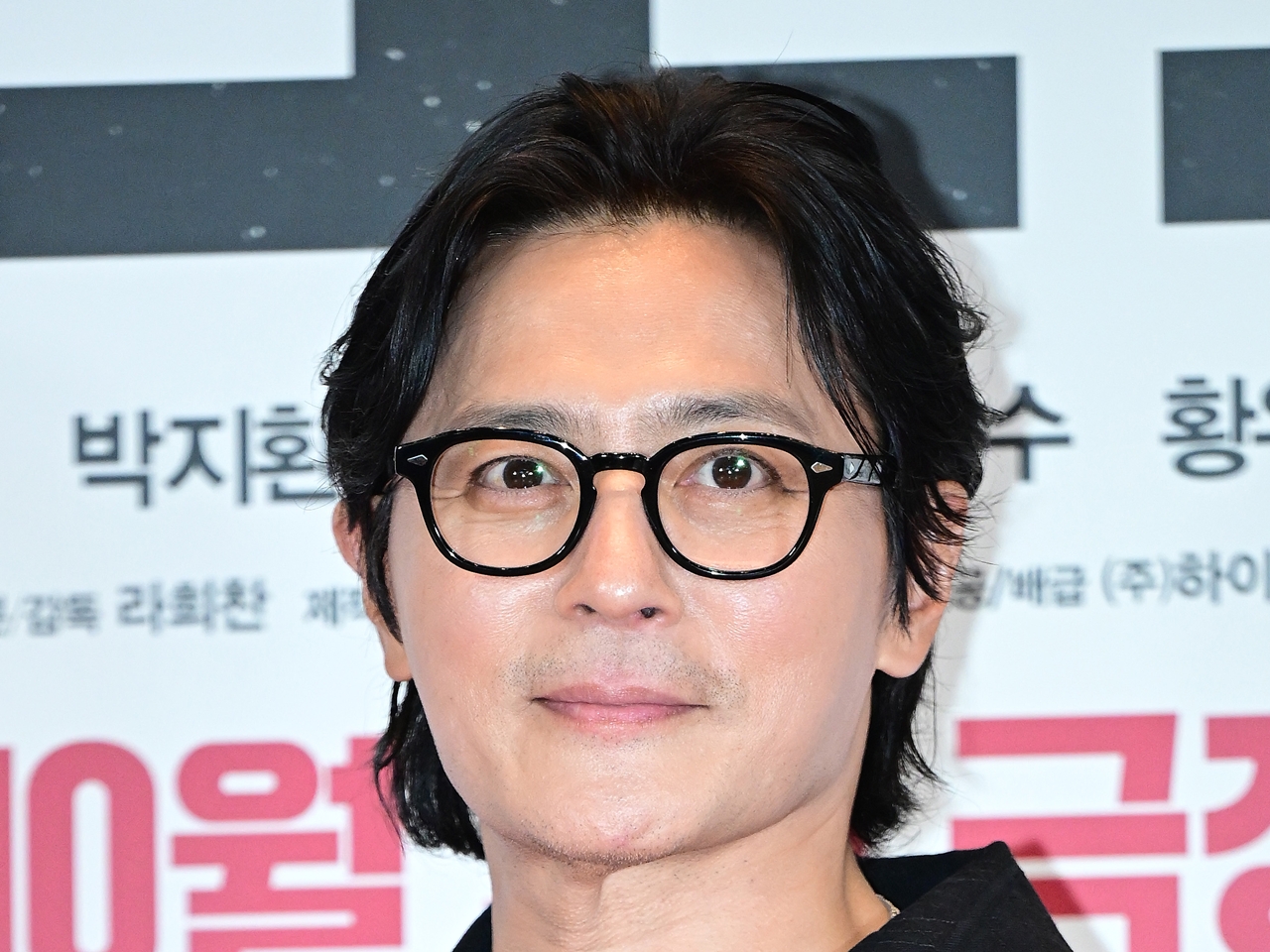 “韓流四天王”俳優チャン・ドンゴン、依然としてハンサムな姿で虜に！近況が突如公開【PHOTO】