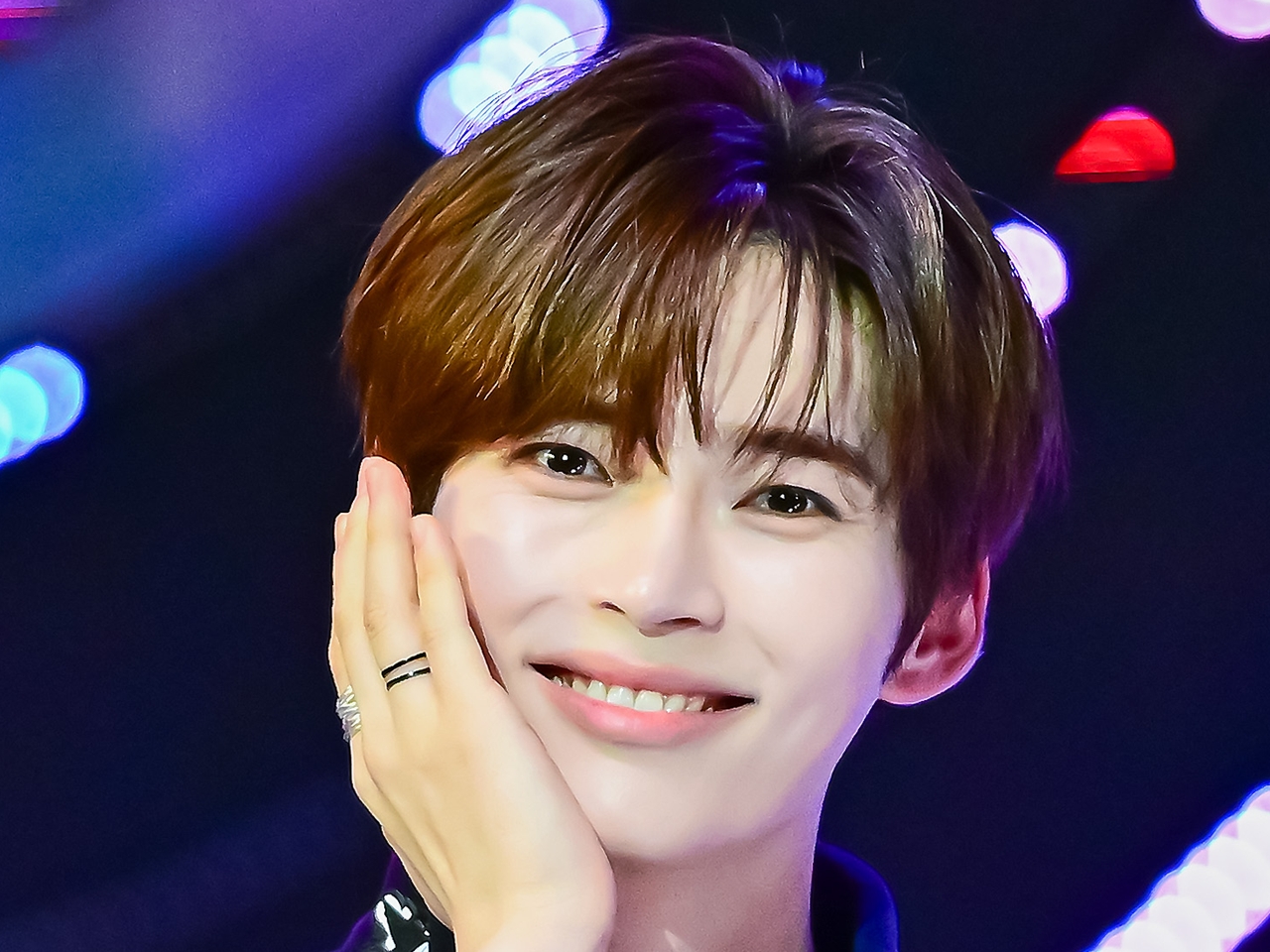 ZB1ソン・ハンビン、金髪にイメチェン！“白玉肌”際立つ天性のアイドル「保存止まらん」【PHOTO】