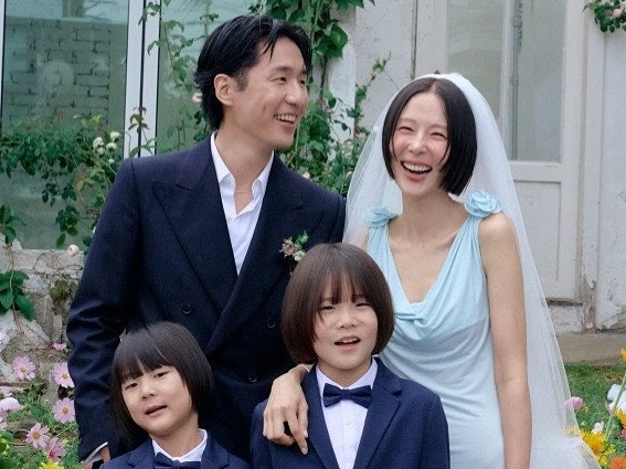 韓国シンママタレント、2人の息子と再婚相手とともに結婚式の写真を公開！幸せな新しい家族