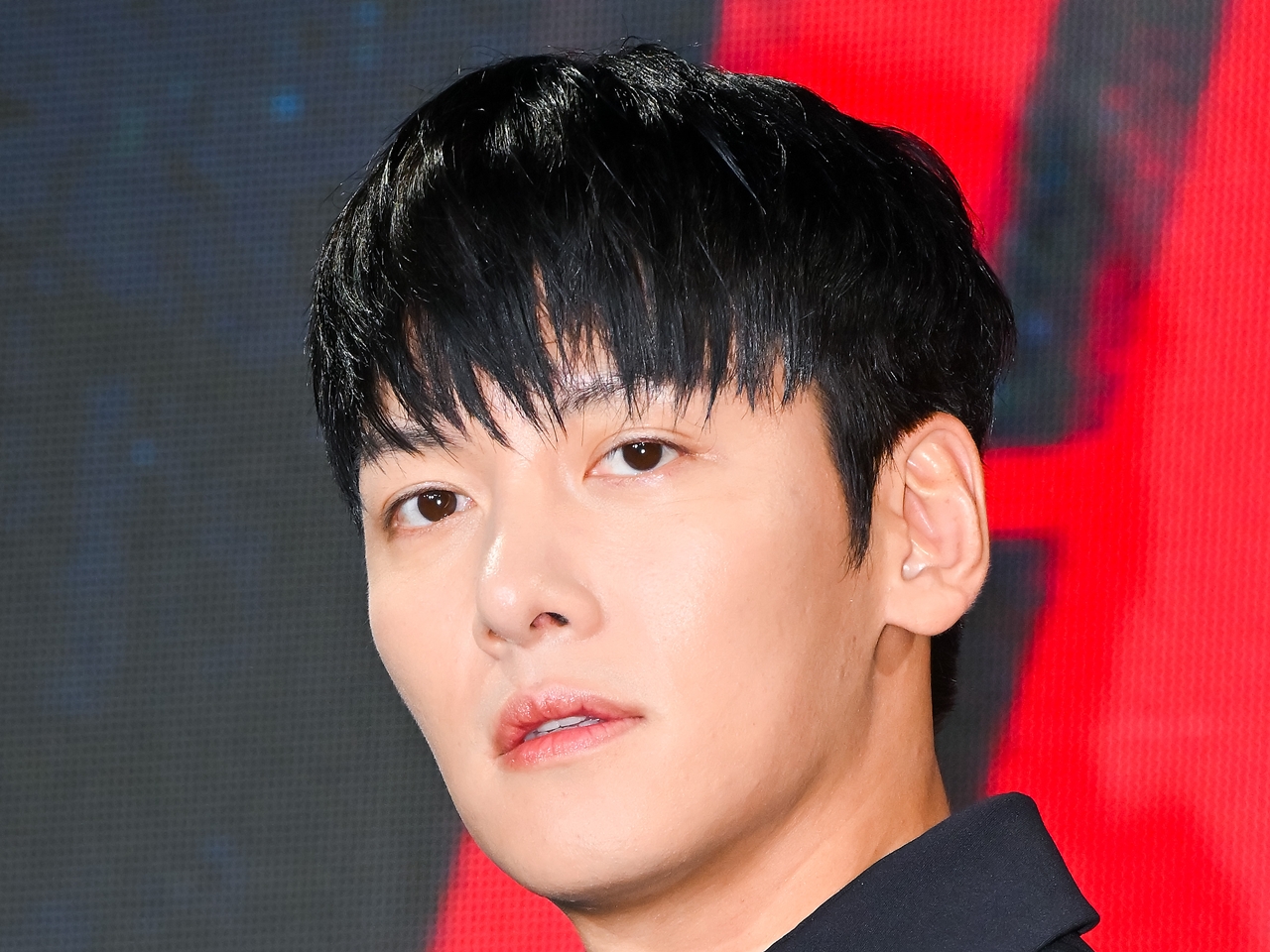 俳優チ・チャンウク、パリで見せた圧倒的カリスマ性が話題！ダンディーなルックに視線釘付け