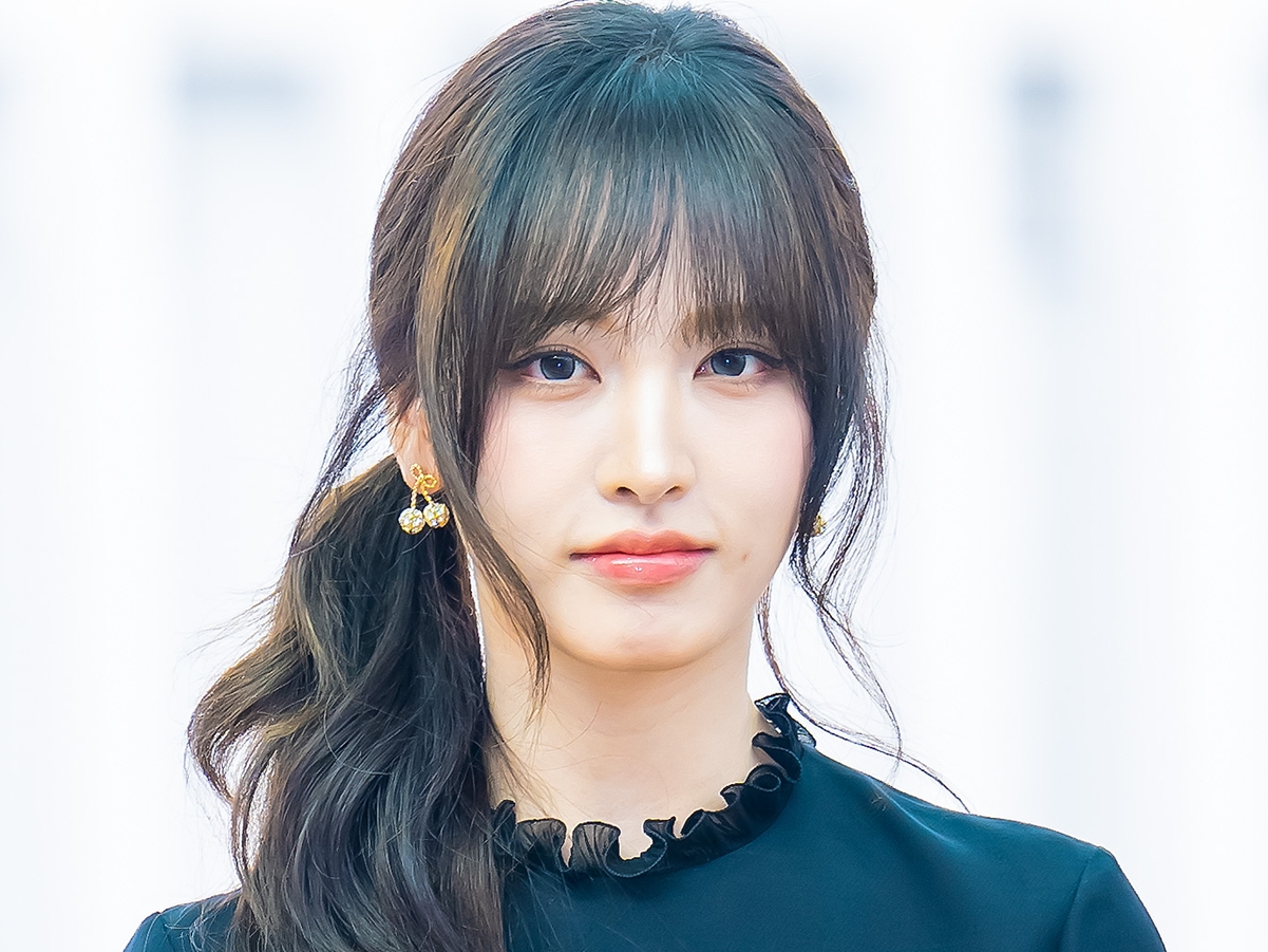 脚の長さバグってる…IVE・リズ、超ミニワンピの足組みSHOTに反響「非現実的」「スタイル良すぎ」【PHOTO】