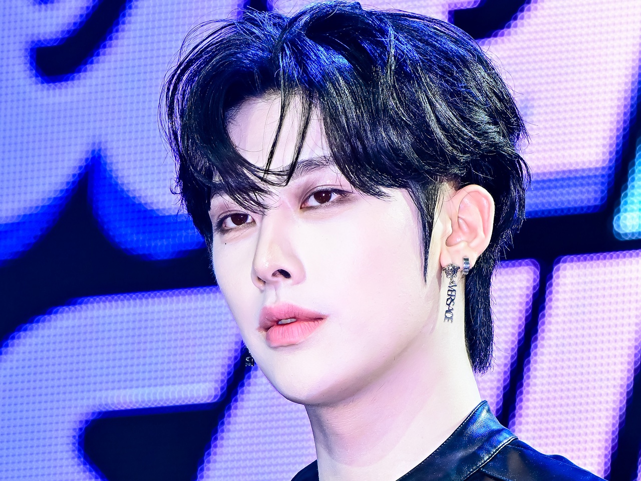 ZB1・リッキー、チラ見えタトゥーにドキッ…色気漂う眼差しに“沼落ち”確定「見つめないで…」【PHOTO】