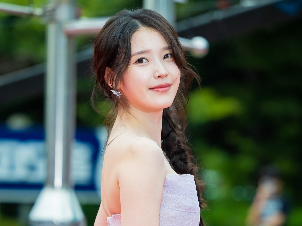 歌手IU、“透け感”際立つ肩出しドレス姿で魅了！上目遣いSHOTに美しいデコルテで悩殺【PHOTO】