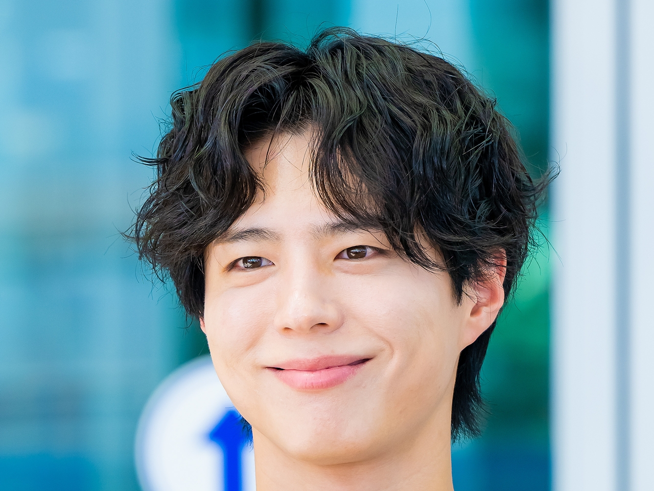 俳優パク・ボゴム、ポルトガルで収録された韓国音楽番組の単独MCに！豪華ラインナップにも注目