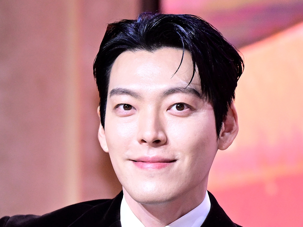 俳優キム・ウビン、特別なファンサービスで虜に！ハグや10秒アイコンタクトにキュン