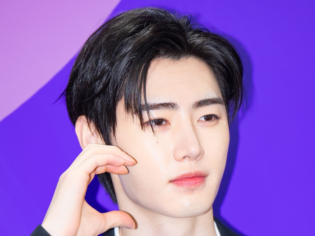 ENHYPEN・ソンフン、夜の大阪で青春映画の主人公に！儚げな表情で魅せる「どこにいても絵になる」【PHOTO】