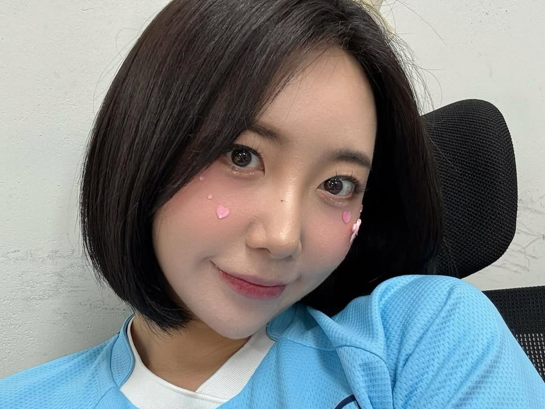 太ももの98％があらわ…韓国の美人チアガール、短すぎるスリット衣装で視線強奪「最強のスタイルだ！」【PHOTO】