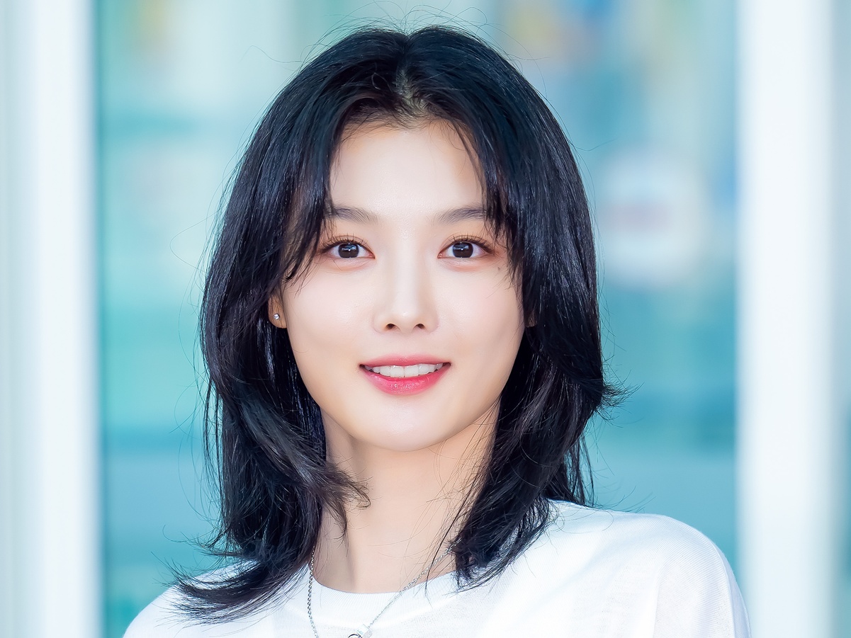 こんなに色っぽく…“あの韓国時代劇”の名子役、ドレス姿で魅せた大人の美貌「どんどんキレイに」【PHOTO】