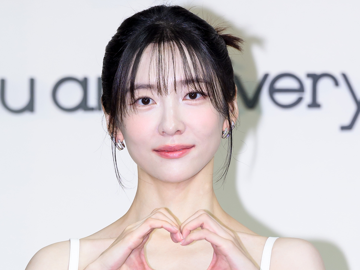 ソファに寝そべる写真に“男性の影”が写り込み…女優パク・ジヒョンに熱愛説浮上、事務所がコメント