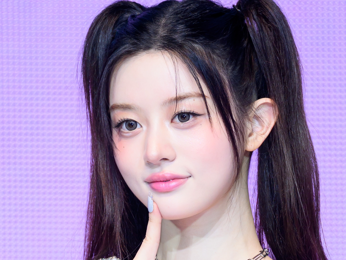 「そんなことしないで」ILLIT・ミンジュ、ベッドで見せた“無防備な可愛さ”に胸キュンするファン続出！【PHOTO】