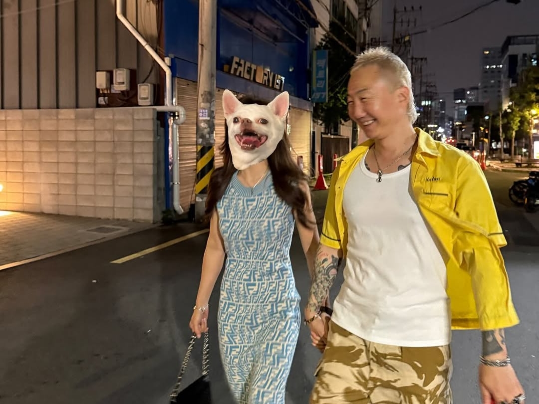 日本のフェスで旭日旗引き裂き→国歌熱唱パフォを見せた韓国バンドのボーカル、本日（12日）結婚