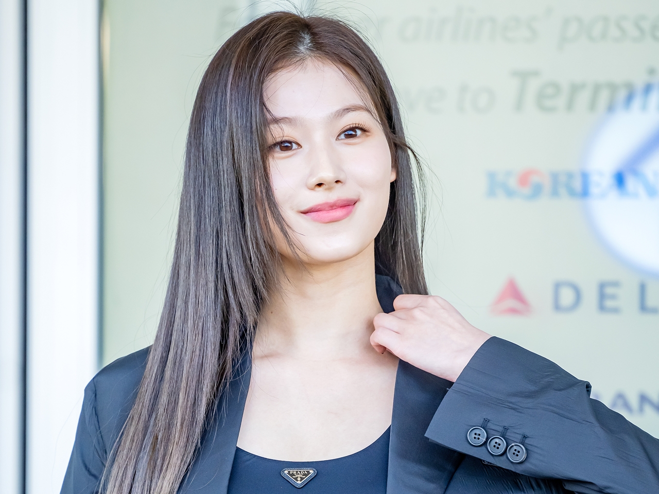 見えちゃう…TWICE・サナ、超ミニスカ姿のしゃがみSHOT！危険な丈にハラハラ【PHOTO】