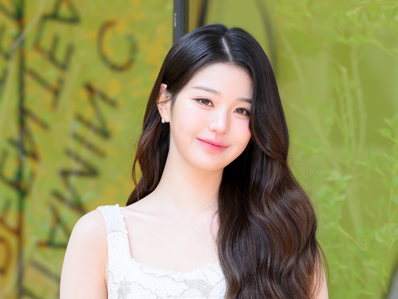 ここまで大胆に…IVE・ウォニョン、美背中に華奢な肩まで思い切って公開！成熟した姿に注目【PHOTO】