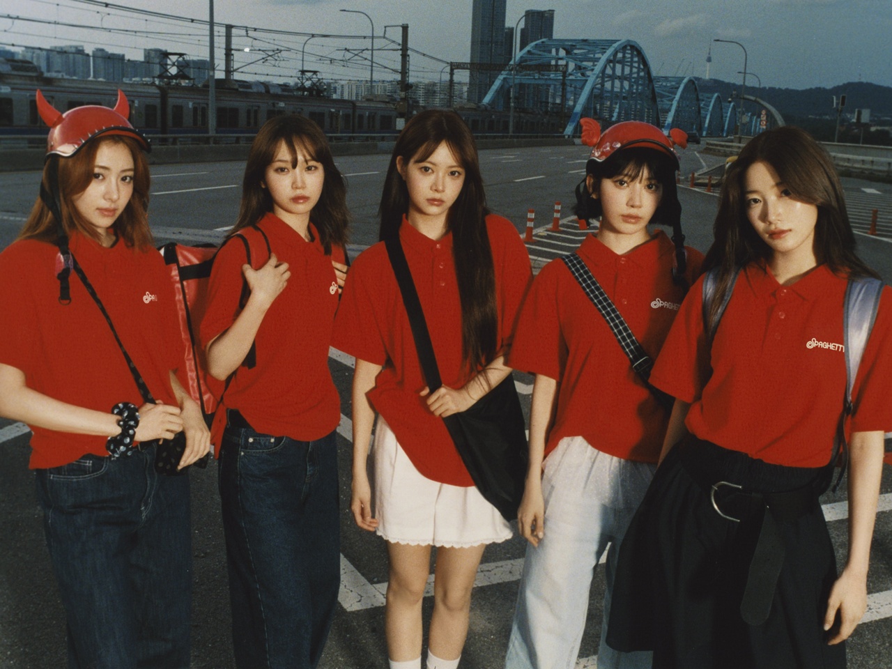 LE SSERAFIM、“配達員衣装”でステージに登場！ファン投票1位のスタイリングで『SPAGHETTI』活動終了