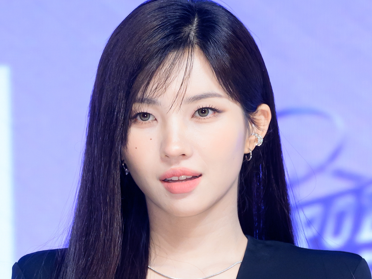 超ミニスカでインナー見せ…i-dle・ソヨン、“大胆ファッション”で視線強奪！「どうなってるの？」【PHOTO】