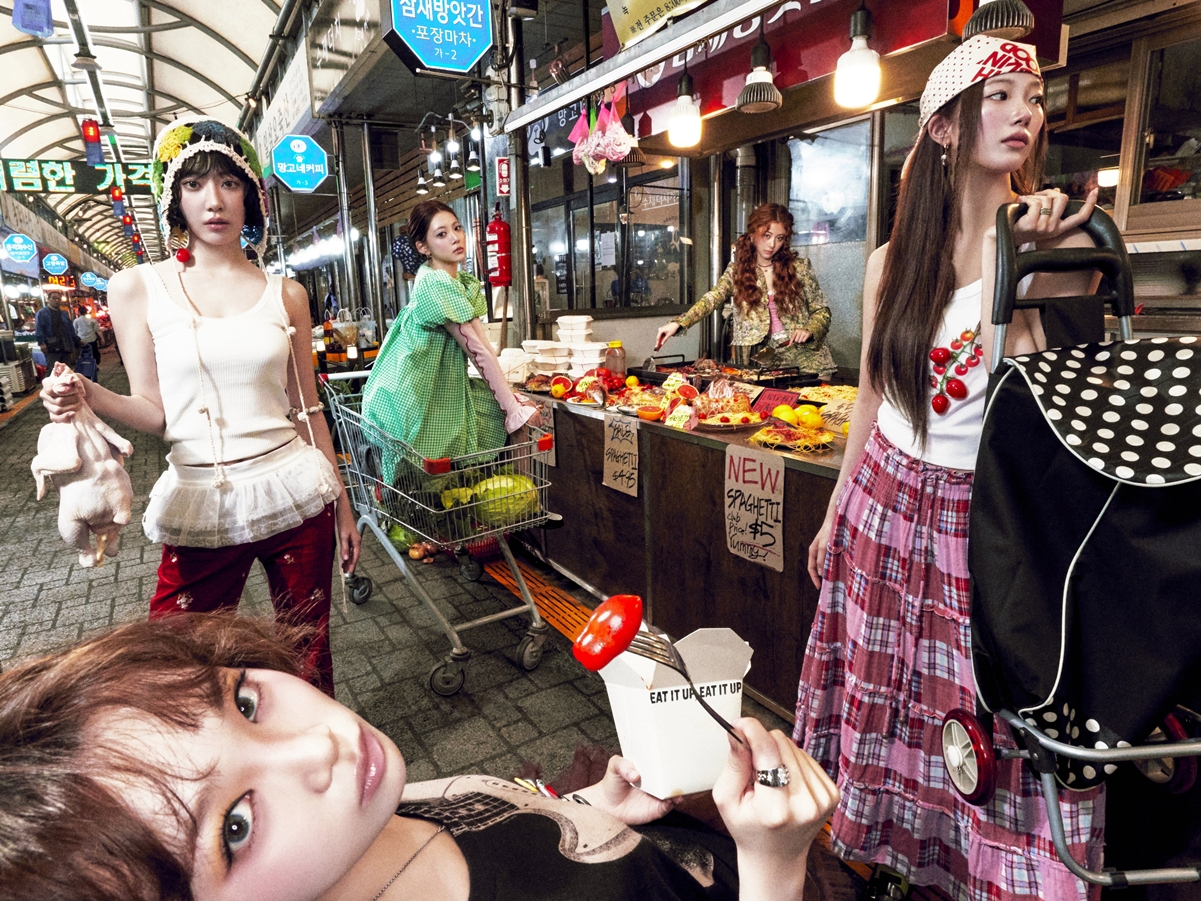 LE SSERAFIM、韓国の市場でスパゲッティ作り!?異色のコンセプトフォトにカムバックへの期待感MAX