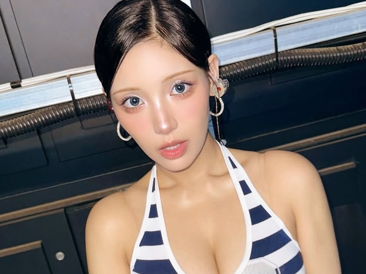 現役アイドルと思えない迫力にクギ付け…LIGHTSUM・チョウォン、美貌に目が行く肩丸出し衣装【PHOTO】