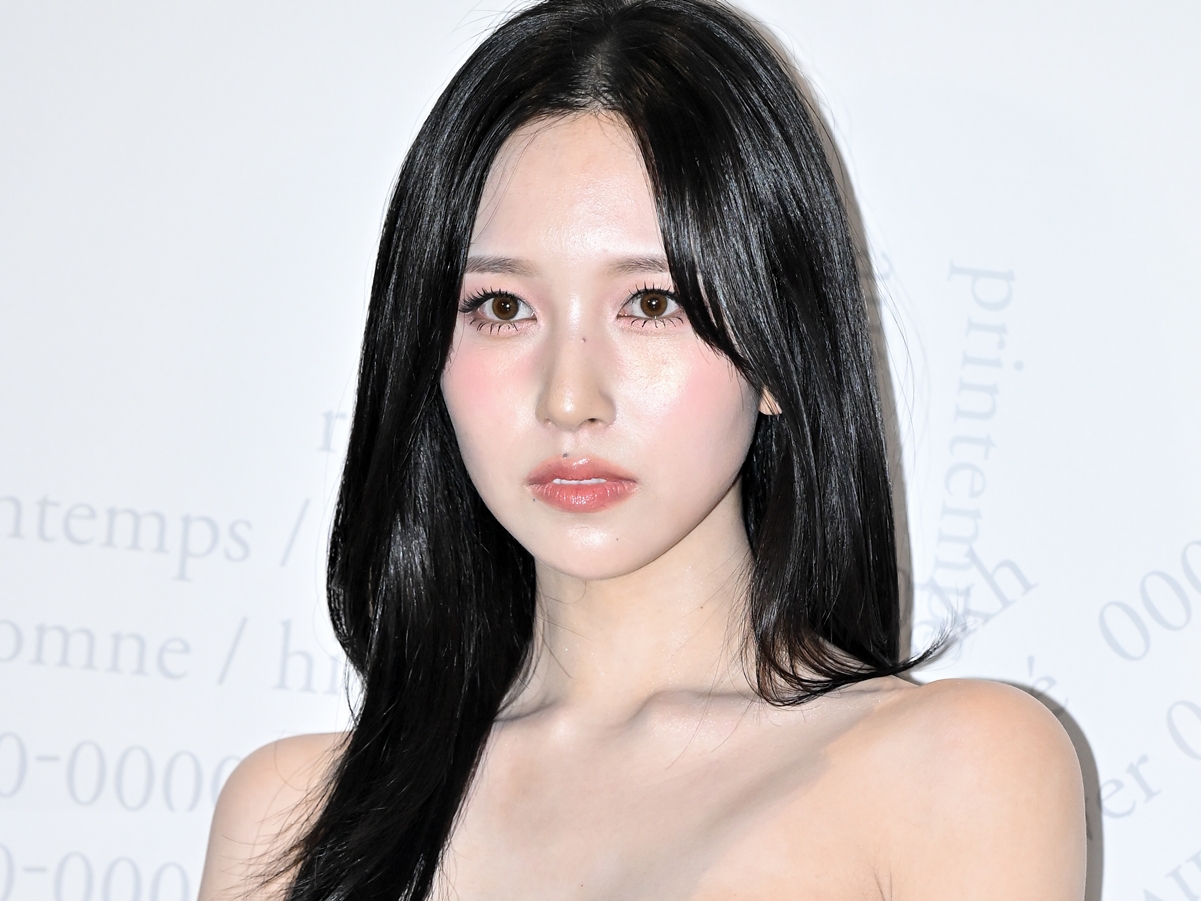 深スリットから太ももあらわ…TWICE・ミナ、圧巻ドレス姿でファン魅了！「心臓耐えられん」【PHOTO】