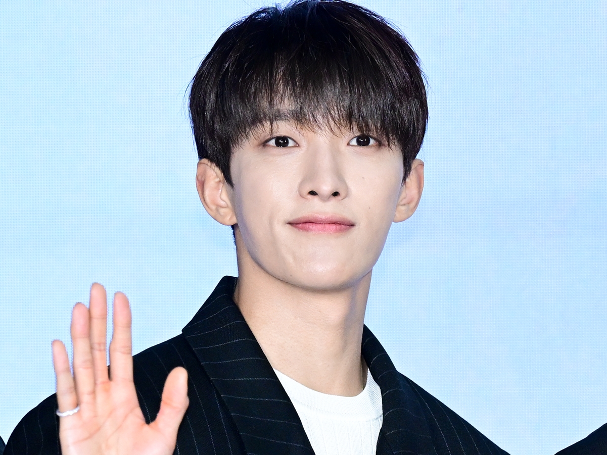 大谷翔平グッズに夢中？SEVENTEEN・ドギョム、ファン心溢れる“LAドジャース愛”SHOTに反響【PHOTO】