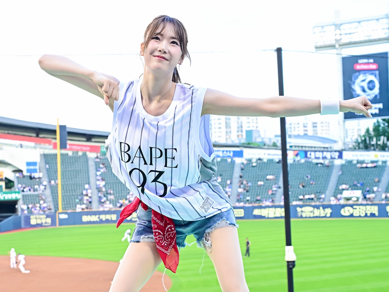 えっ、美人が2人も…？前職アイドル→韓国プロ野球で人気の日本人チア、キュートなプリクラSHOTを披露【PHOTO】