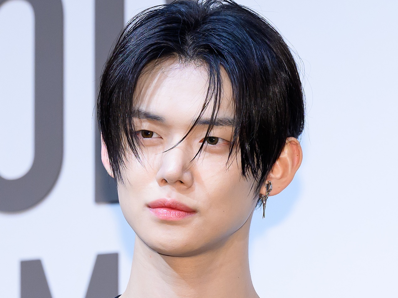 「水も滴るいい男…」TXT・ヨンジュン、雨に濡れた無防備ショットで視線を独占【PHOTO】