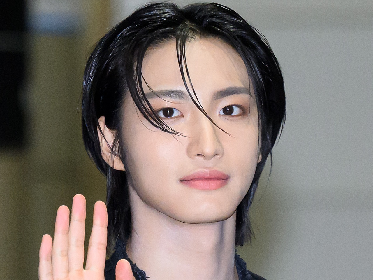 「沖縄来てたの!?」ATEEZ・ソンファ、海が似合う爽やかな白シャツ姿にトキメキ…【PHOTO】