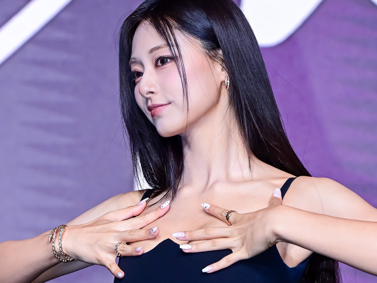 ちょっと見せすぎでは…？TWICE・ツウィ、ランジェリーのぞく大胆衣装でボリューミーな美貌発散【PHOTO】