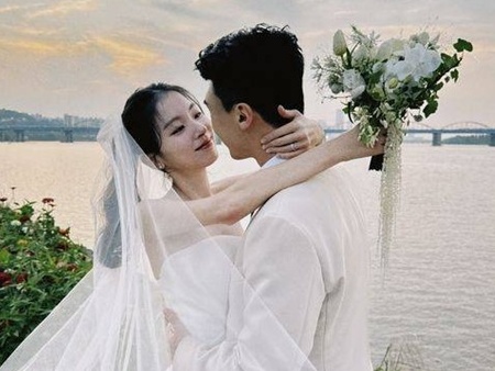 交通事故でメンバーを亡くしたK-POPグループの“末っ子”、結婚相手と近況を公開