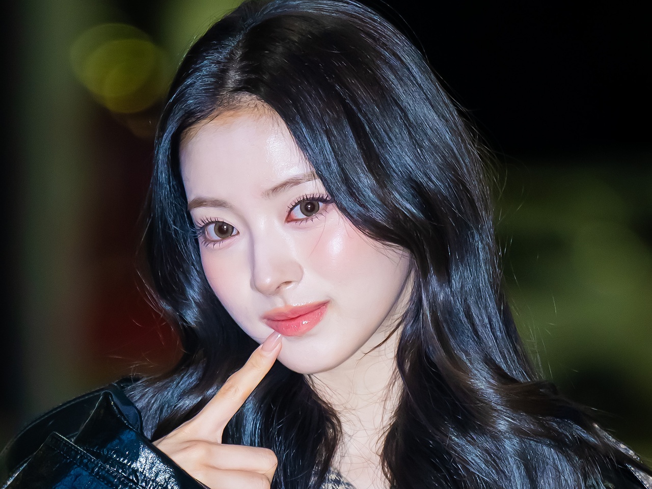 第5世代の“ビジュ担”MEOVV・アンナ、気品漂う秋コーデで東京へ出国「女神だ…」【PHOTO】