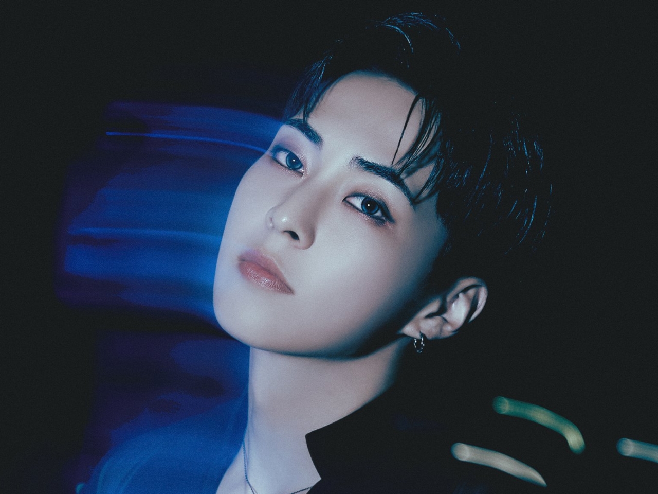 EXO・シウミン、雨に濡れながら披露するパフォーマンスに注目！『Overdrop』MVで妖艶な魅力披露