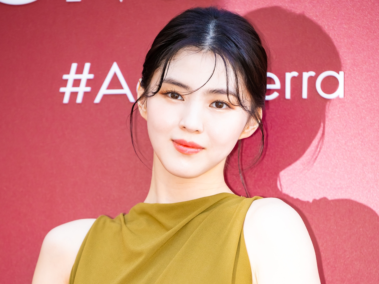 女優ハン・ソヒ、ショーパンに赤タイツで際立つ美脚…唯一無二の冬スタイルに視線釘付け【PHOTO】