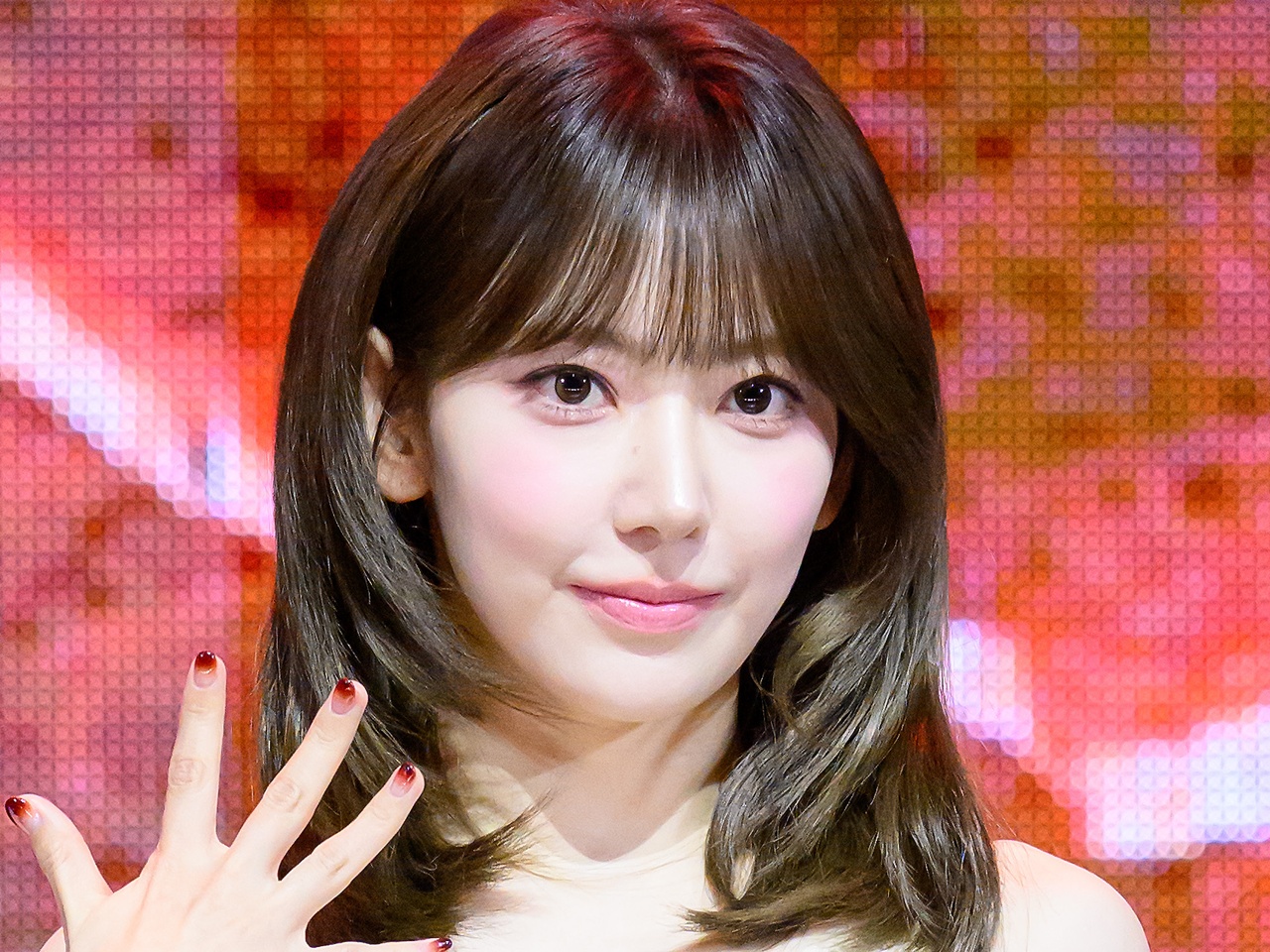 衝撃の“マイナス10歳肌”！LE SSERAFIM・宮脇咲良、胸元パックリドレスで見せた奇跡の透明感【PHOTO】