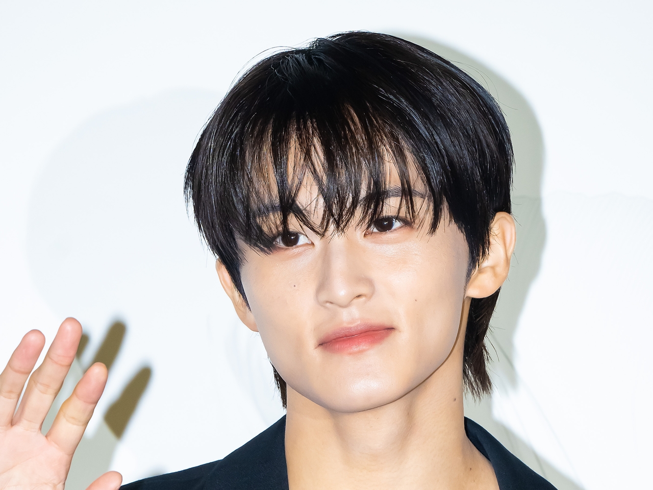 「発狂しちゃう」NCT・マーク、破壊力抜群の黒髪×黒スーツ姿が話題！成熟した魅力で魅了【独自写真】