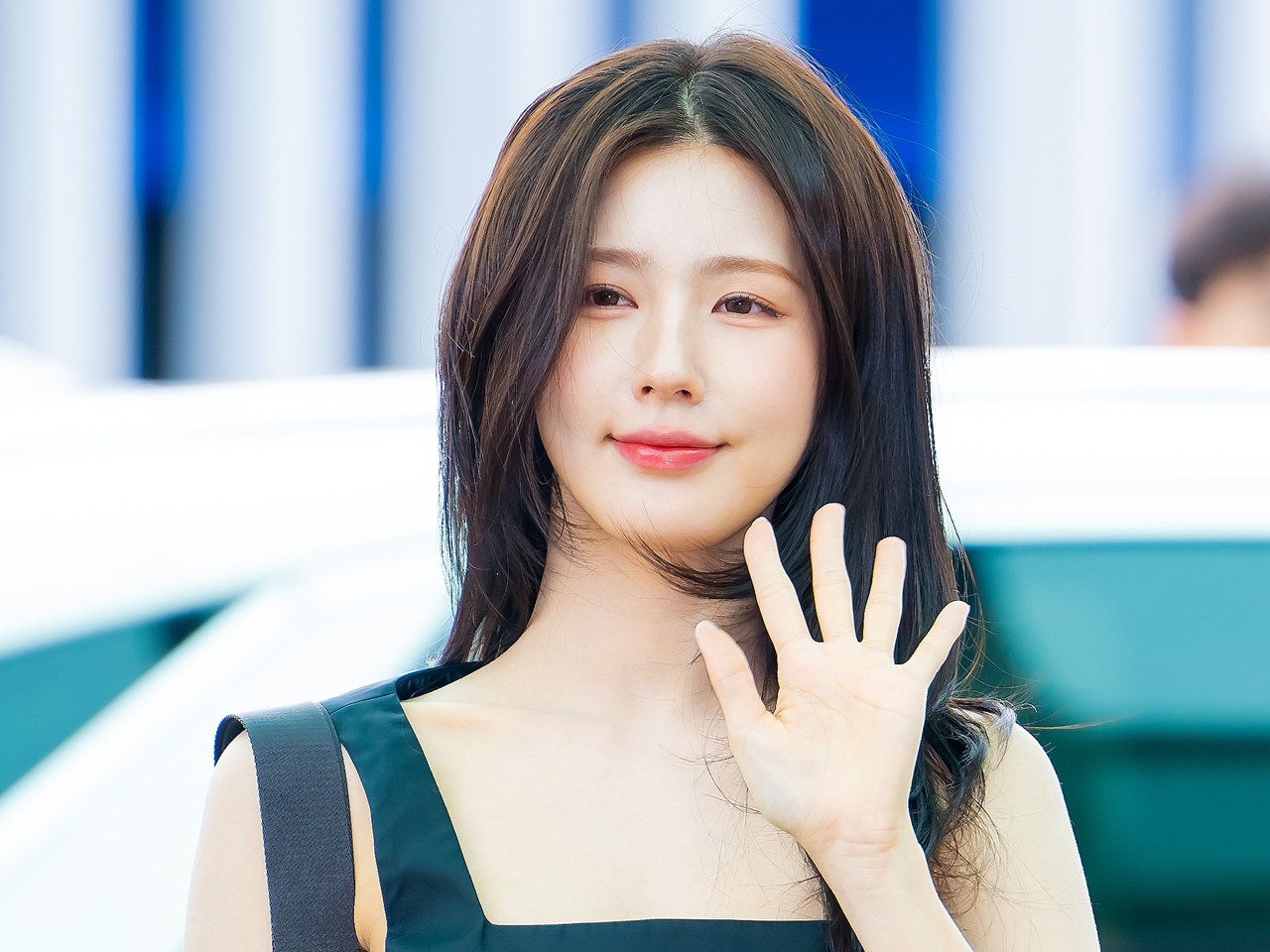 i-dle・ミヨン、赤く艶やかに染まる…しっとりとした質感の新ソロALコンセプトフォト公開