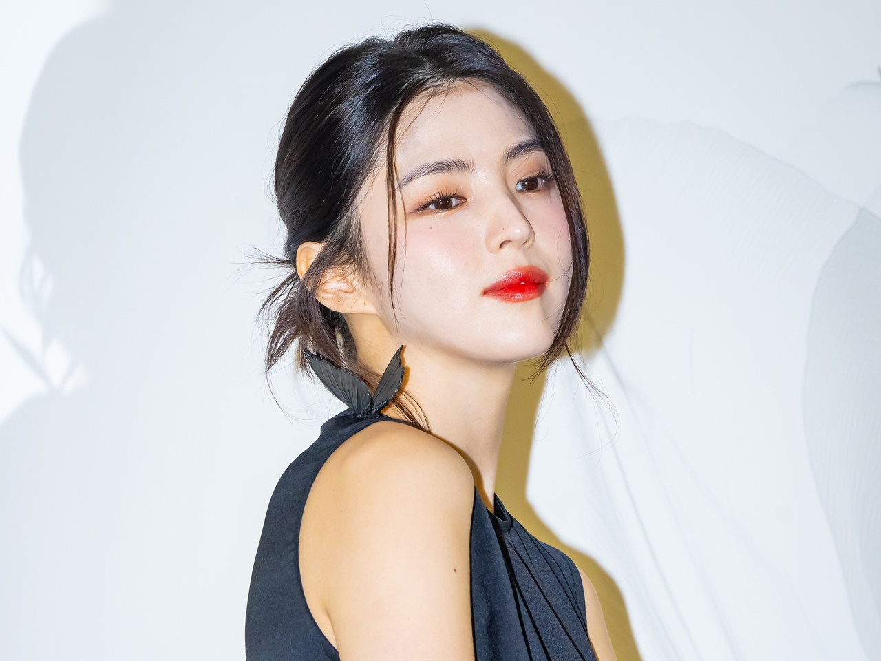 女優ハン・ソヒ、深スリットの入ったドレスで太ももが露わに！肌見せ多めの衣装で悩殺【独自写真】