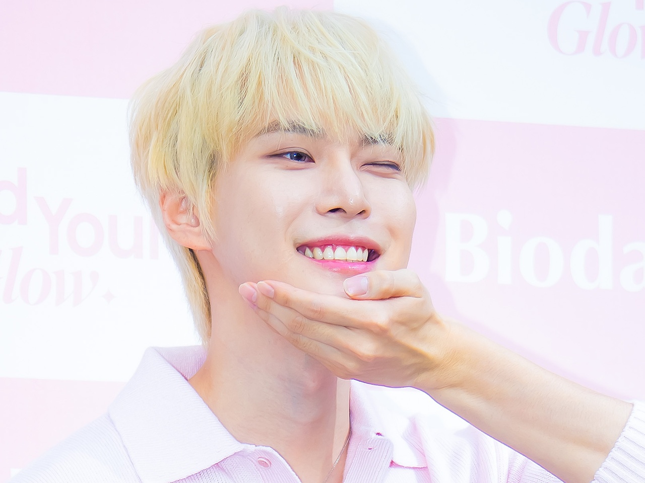 「笑顔が眩しい…」NCT・ドヨン、爽やか“好青年ルック”でイベントに登場【PHOTO】